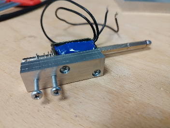 zusammengeschraubt mit Solenoid